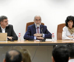 Fernando Domínguez, en el centro.