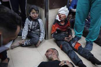 Heridos en el bombardeo del campo de refugiados de Maghazi, en el suelo del hospital Al Aqsa.