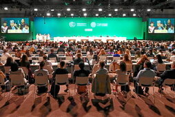 Asistentes a la COP28 atienden la intervención de representantes de pueblos indígenas de todo el mundo en una de las sesiones     de la cumbre.