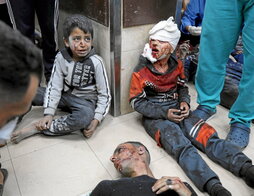 Heridos en el bombardeo del campo de refugiados de Maghazi, en el suelo del hospital Al Aqsa.