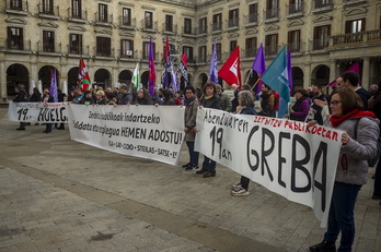 Concentración de trabajadores del sector público en la plaza Nueva de Gasteiz.