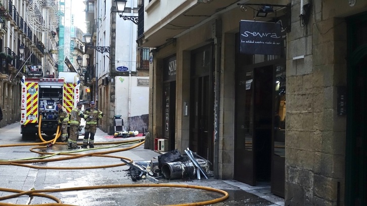 El fuego se originó en el bar Senra de la calle 31 de Agosto de Donostia.