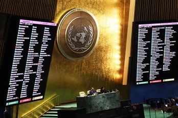 Paneles con el resultado de la votación en la Asamblea de la ONU.