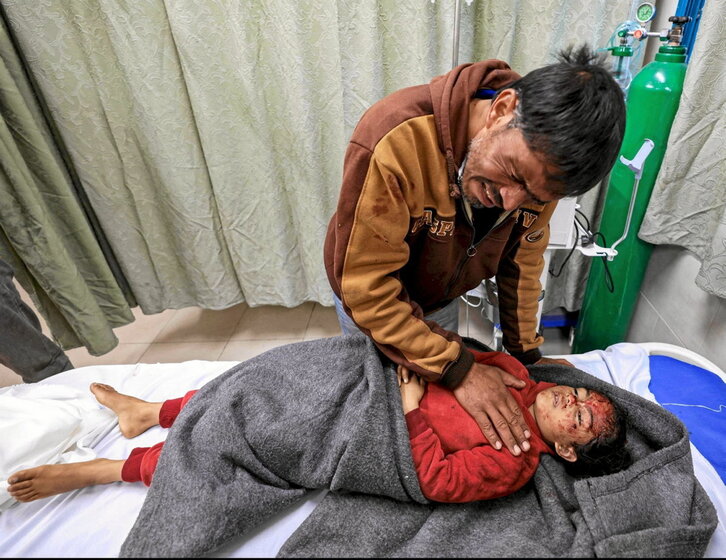 Un padre llora la muerte de su hija, Sidal, muerta por un bomba israelí en Rafah.