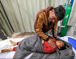 Un padre llora la muerte de su hija, Sidal, muerta por un bomba israelí en Rafah.