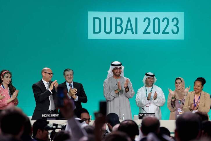El presidente de la COP28, Sultan Ahmed Al Jaber, aplaude junto a otros participantes, tras la sesión plenaria.