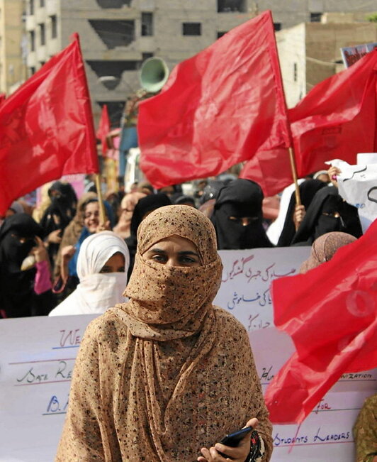 Karima Baloch protesta baten buruan, Karatxi hirian.