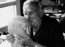Jorge Oteiza, abrazando la escultura ‘Retrato de mi mujer’ en su casa de Zarautz.