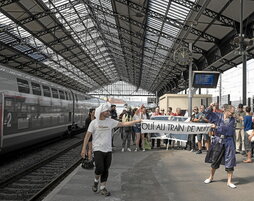 Lapurdi-Paris trenaren zerbitzua berrezartzeko protesta egin zuten iaz.
