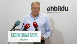 El próximo alcalde de Iruñea, Joseba Asiron, explica a los medios el contenido del acuerdo entre EH Bildu y PSN.