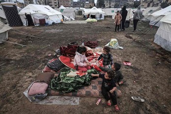 Niños palestinos en uno de los campos de desplazados en Rafah, que las lluvias han convertido en barrizales. 