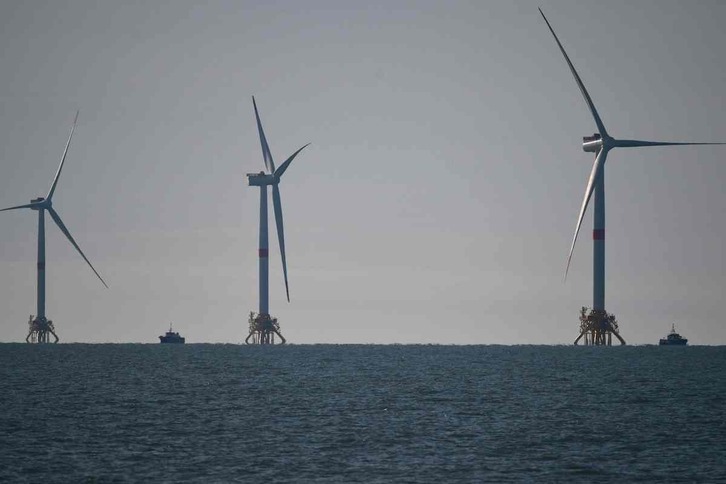 Turbinas eólicas en la costa de Port de Bouc, en el sur del Estado francés.