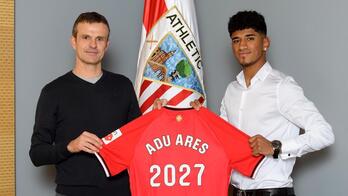 Adu Ares posa con el presidente del Athletic Jon Uriarte.
