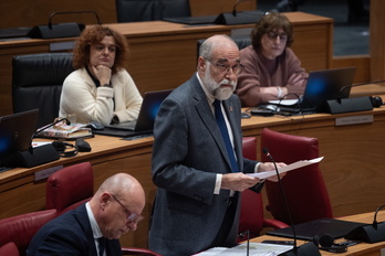 El consejero de Salud del Gobierno de Nafarroa, Fernando Domínguez, dando explicaciones en el Parlamento.