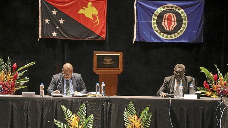 Joseph Marape Papua-Ginea Berriko lehen ministroa (ezkerrean) eta Ishmael Toroama Bougainvilleko presidentea (eskuinean), uztailean Port Moresbyn ateratako argazkian.