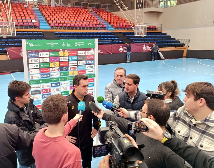 El técnico de Bidasoa, Jacobo Cuétara, se dirige a los medios en la previa de la Copa de España. 