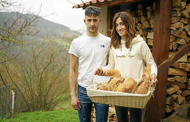 Xabi Abasolo y Naiara Uriarte, en el caserío donde viven y elaboran sus panes ecológicos. Abajo, su Karapaixo.