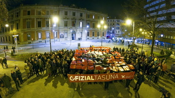 Mosaiko erraldoia egin dute Nafarroako Parlamentuan.