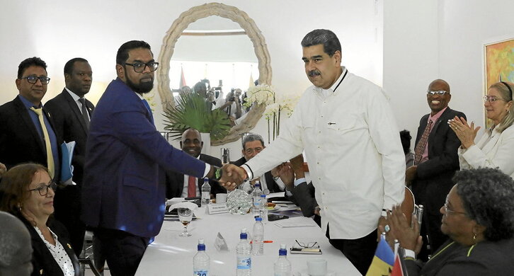 Maduro y Ali se dan la mano en su reunión en San Vicente y las Granadinas.