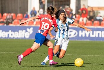 El gol txuriurdin ha nacido de las botas de Andreia. En la imagen, la portuguesa intenta controlar el balón ante Eva Navarro.