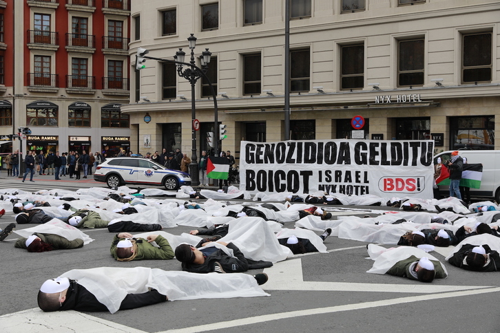 Acción de BDS Bizkaia ante el Hotel NYX.