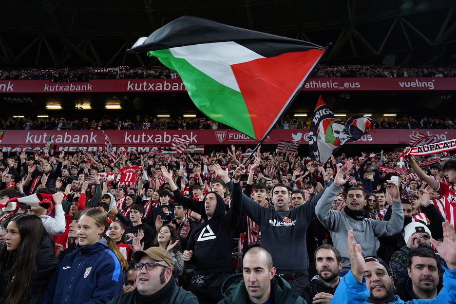 Zaleek ez dute Palestina ahaztu eta bandera batekin sartu dute festan.