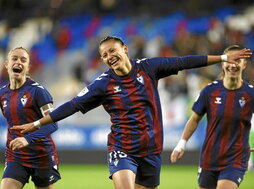 Andrea Álvarez celebra el gol que volvía a poner por delante el Eibar en la segunda parte.