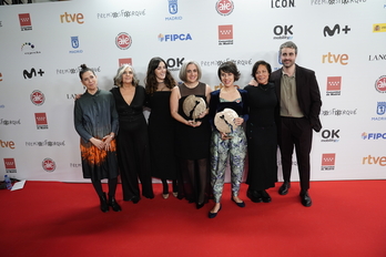 El equipo de '20.000 especies de abejas' posan tras recibir el premio a mejor largometraje de ficción.