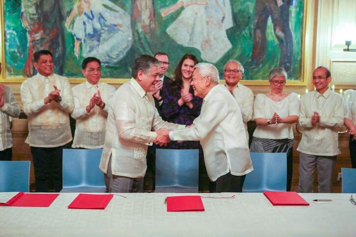 Imagen de la firma del acuerdo entre el Gobierno filipiino y el NDF.