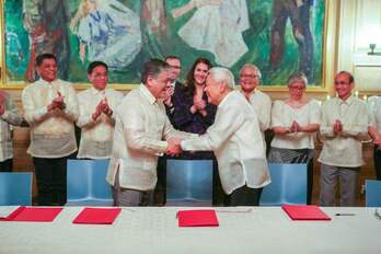 Imagen de la firma del acuerdo entre el Gobierno filipiino y el NDF.
