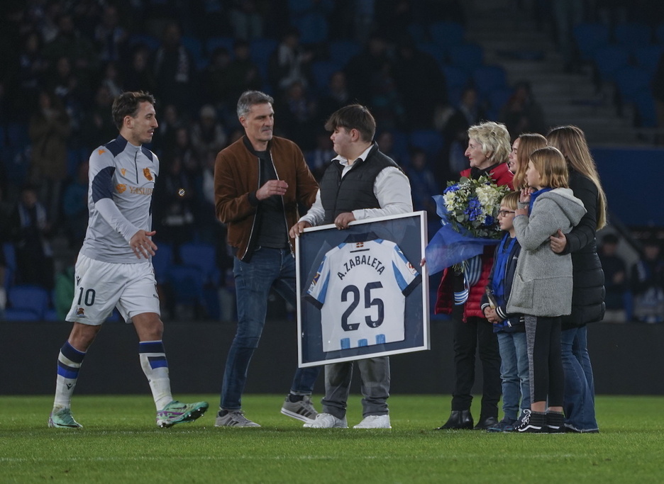 Zelai barruan egindako omenaldia, Mikel Oyarzabal kapitainarekin batera.