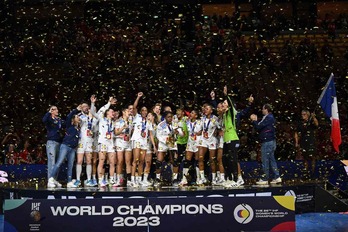 Las jugadoras de Francia festejan en el podio el título mundial.