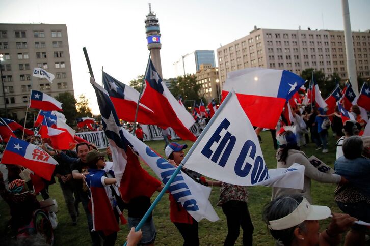 Contrarios a la propuesta celebran el resultado en Santiago de Chile.