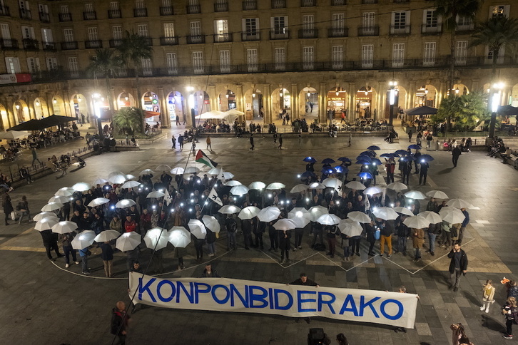 Giltza bat irudikatu zuten herritarrek Bilboko Plaza Barrian eginiko elkarretaratze batekin azaroaren 24ean.