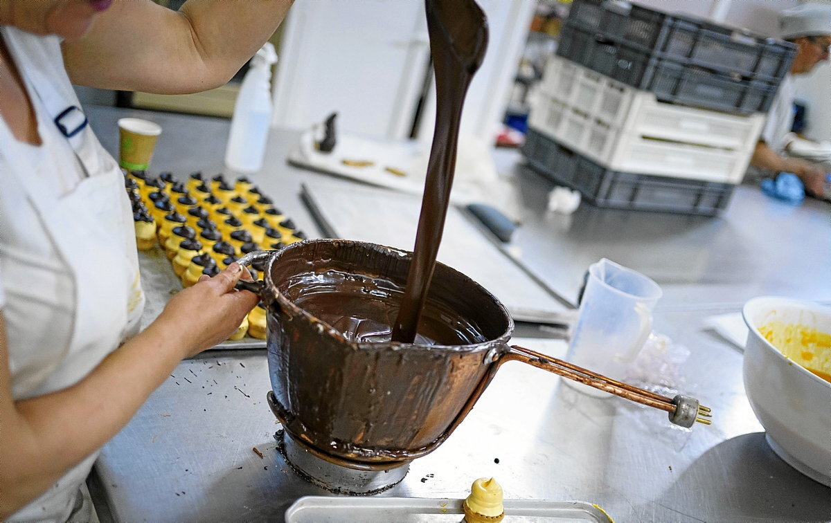 En el obrador de Bizkarra, trabajando el chocolate para la elaboraci&oacute;n de pasteles.
