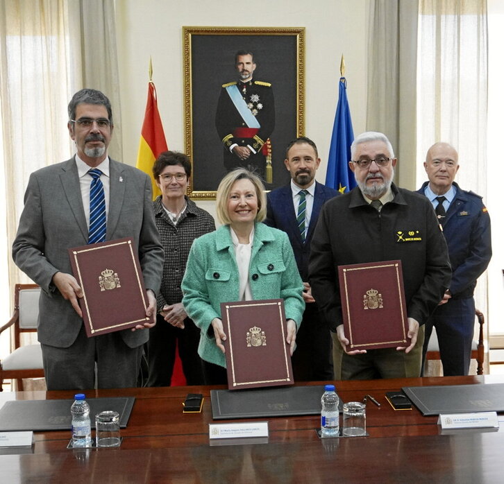 Los protagonistas de la firma posaron en la sede del Ministerio español de Defensa.
