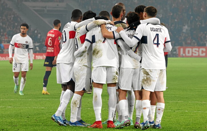 Los jugadores del PSG felicitan a Mbappé tras marcar el domingo ante el Lille su decimosexto gol en Liga esta temporada.