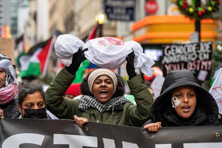  Una mujer levanta la representación de un niño muerto en una manifestación en apoyo a Palestina en Boston, Massachusetts.