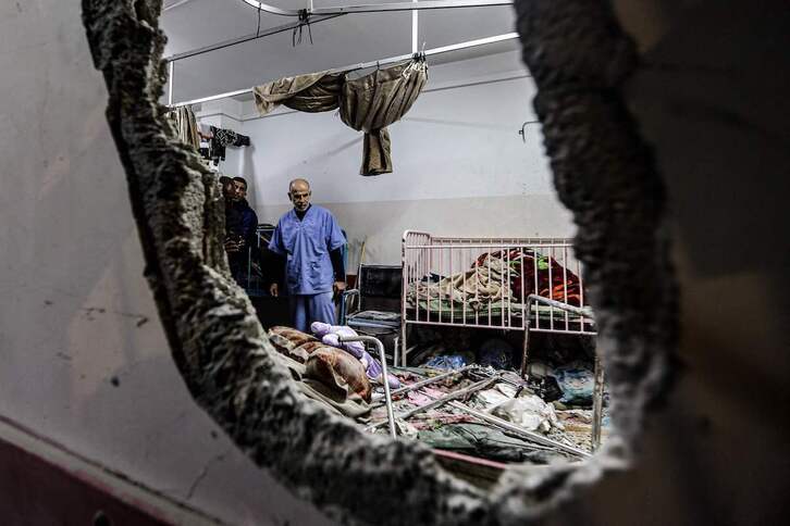 Un sanitario inspecciona los daños de un bombardeo israelí en el hospital Nasser, en Jan Yunis.