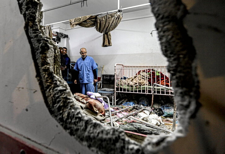 Un sanitario inspecciona los daños de un bombardeo israelí en el hospital Nasser, en Jan Yunis.