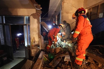 Equipos de emergencia trabajando en las labores de rescate.