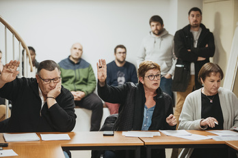 Fabienne Ayensa, Beskoitzeko auzapeza, eskua altxatzen du hitzarmena uztearen aldeko bota emanez.