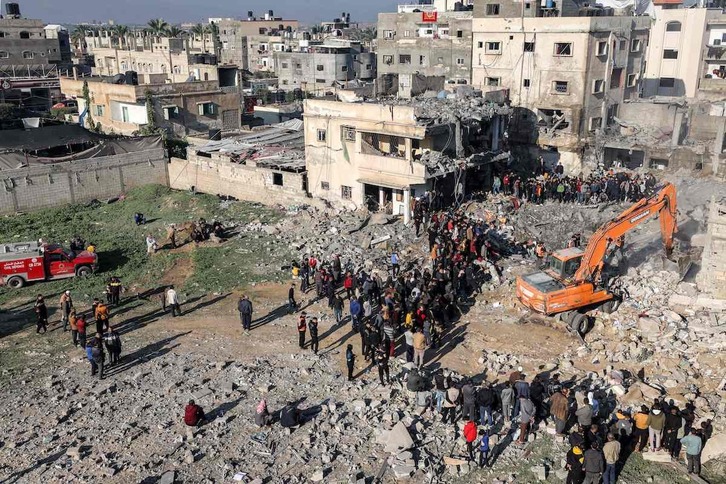 Excavadoras trabajan sacando escombros en un edificio de Rafah tras un bombardeo israelí.