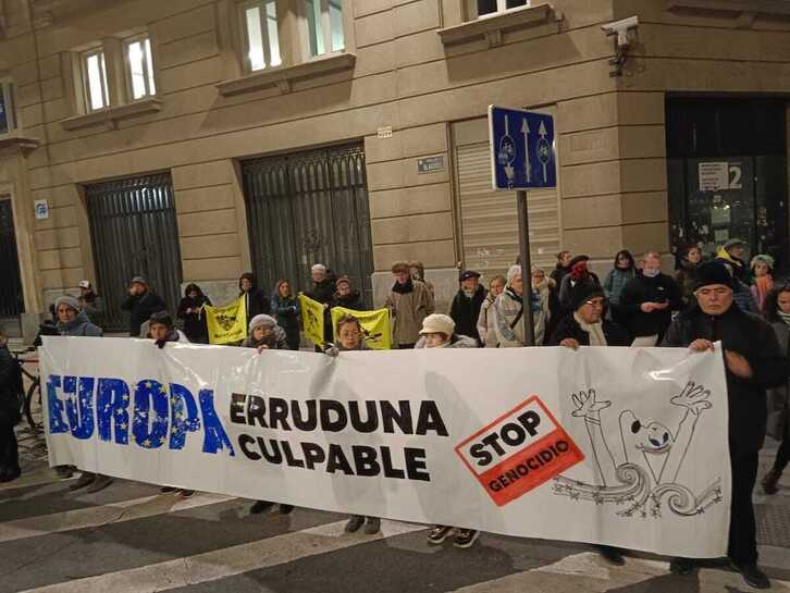 Pancarta exhibida en la concentración celebrada el lunes en Gasteiz.