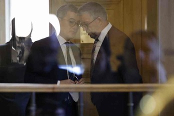 «Tête à tête» entre el ministro de Interior galo, Gérald Darmanin y el parlamentario Bertrand Pancher, del grupo LIOT, en los pasillos de la Asamblea Nacional.