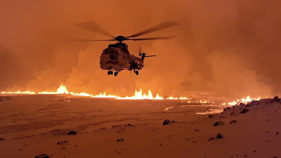 Un helicóptero sobrevuela la zona afectada por la erupción.