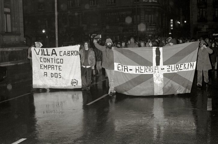 Manifestación de repulsa en Donostia por las muertes de Pérez Viñaspre y Sarasola en Iruñea, en enero de 1978.