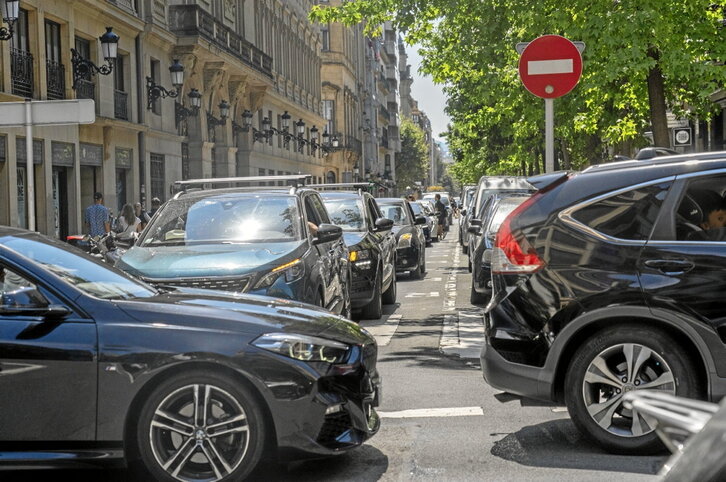 Retenciones de tráfico en la calle Garibay de Donostia.