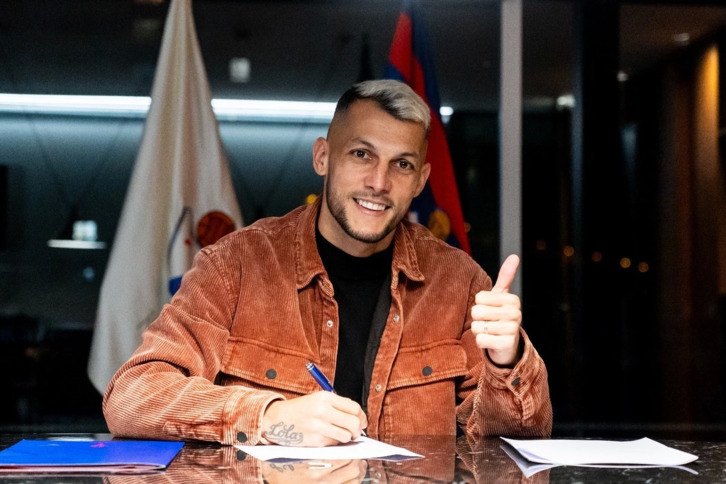 Stoichkov posa durante la firma de su nuevo contrato.