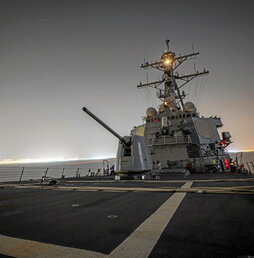 Destructor estadounidense USS Carney, que opera en el mar Rojo.
